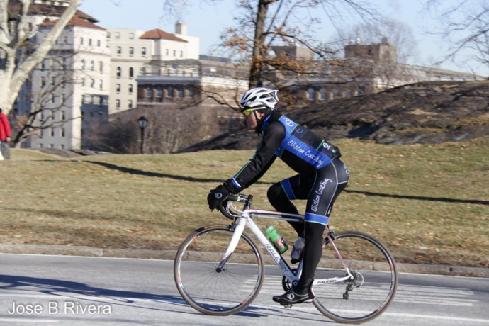 Photo frozen bicyclist riding in Central Park.